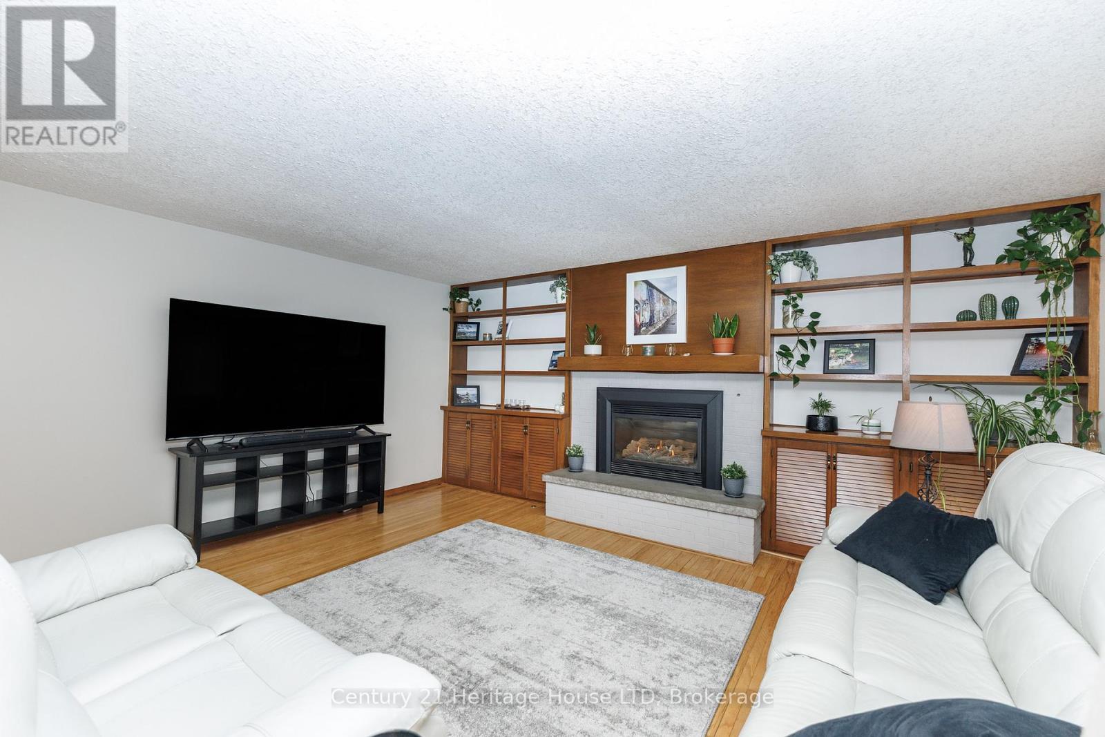 Built ins and gas fireplace - 467 Gorham Rd Road, Fort Erie (Point Abino), ON - Indoor Photo Showing Living Room With Fireplace