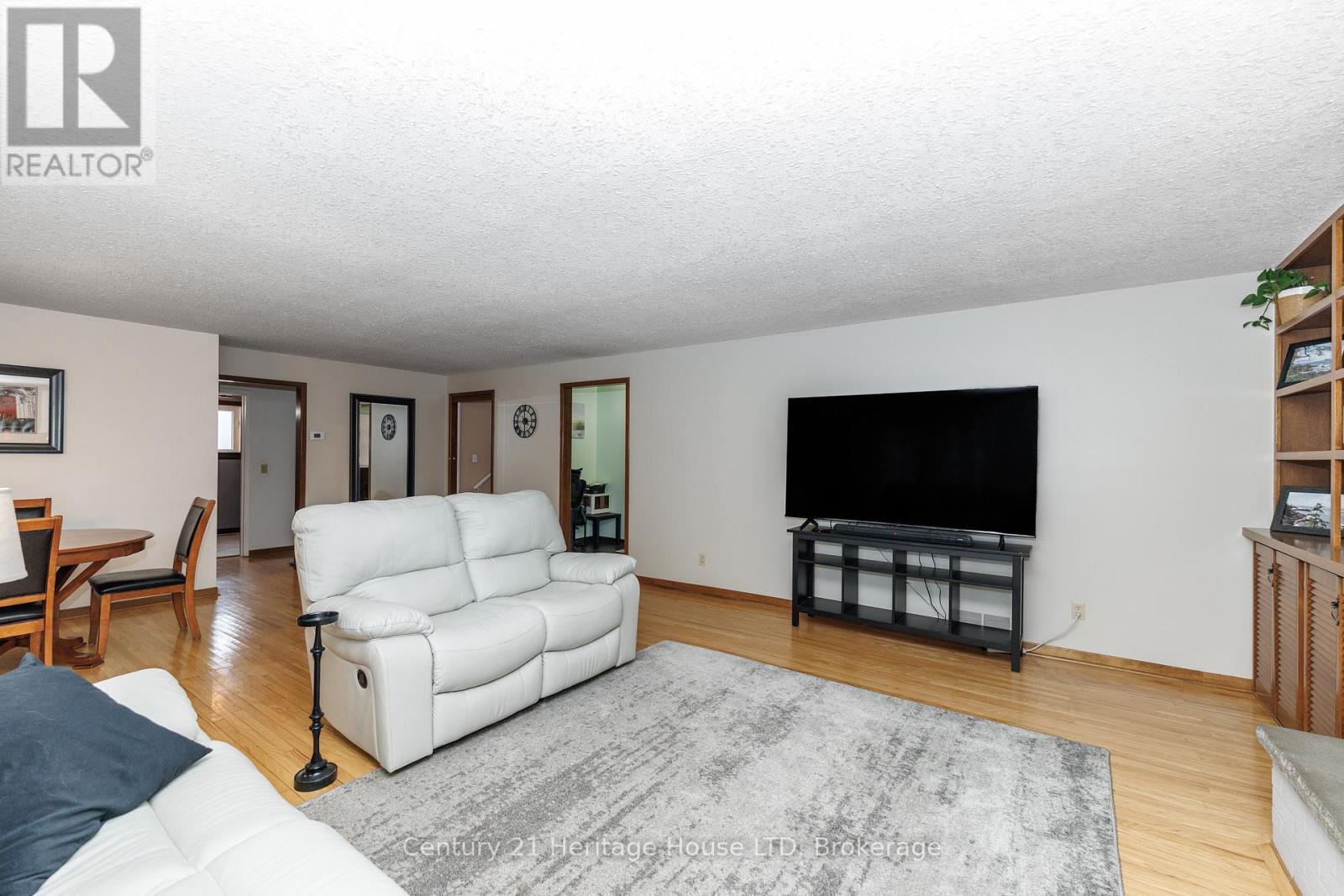 Living room with gleaming hardwood - 467 Gorham Rd Road, Fort Erie (Point Abino), ON - Indoor Photo Showing Living Room
