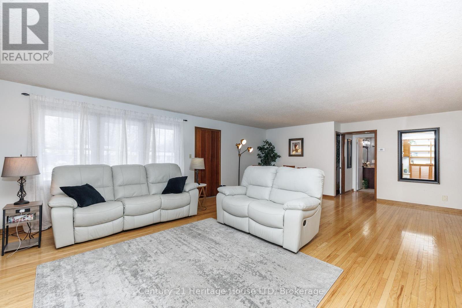 Large front window - 467 Gorham Rd Road, Fort Erie (Point Abino), ON - Indoor Photo Showing Living Room