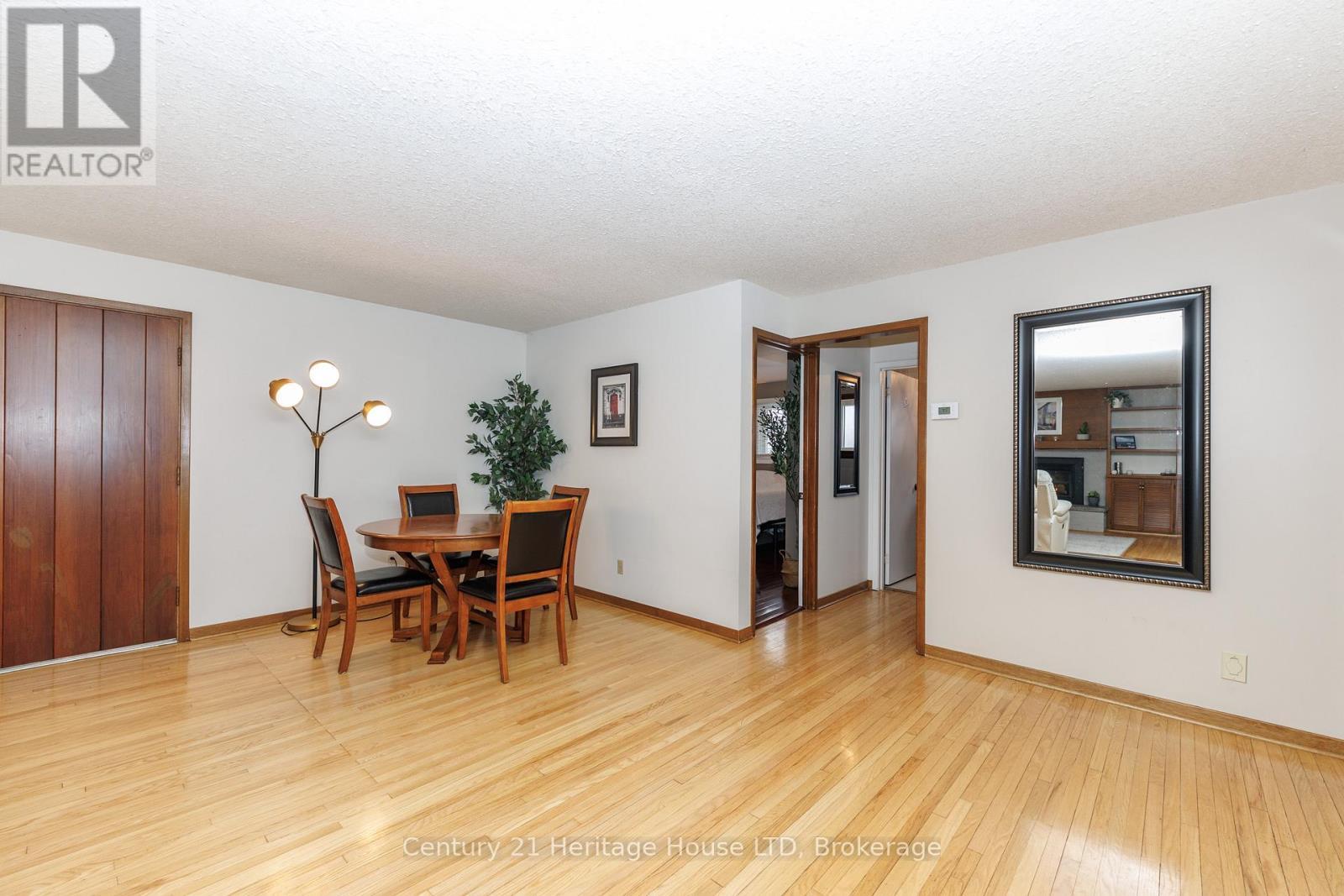 Front sitting/dining area - 467 Gorham Rd Road, Fort Erie (Point Abino), ON - Indoor Photo Showing Other Room
