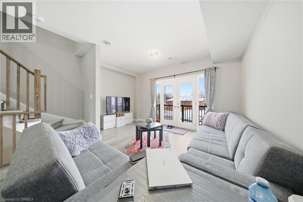 720 Grey Street Unit# 46, Brantford, ON - Indoor Photo Showing Living Room