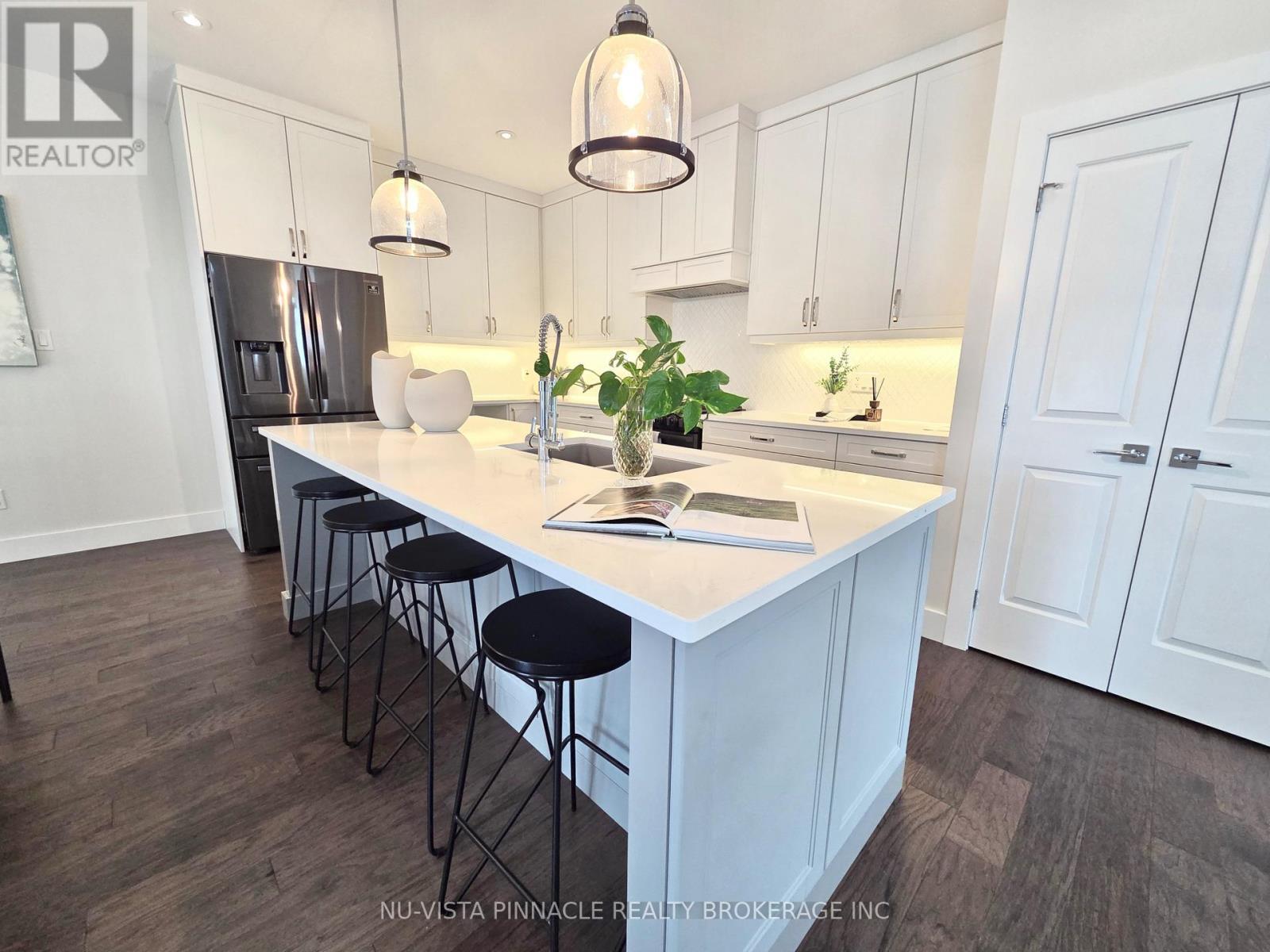 Kitchen with pantry - 1795 Brayford Avenue, London South (South K), ON - Indoor Photo Showing Kitchen With Upgraded Kitchen