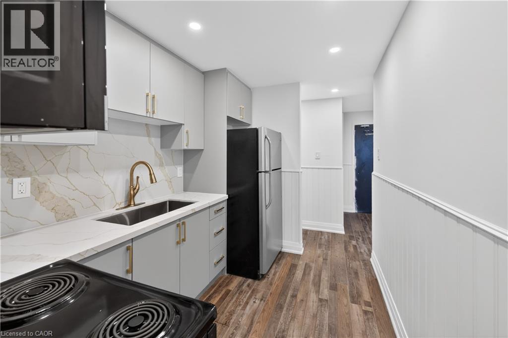212 Kerr Street Unit# 702, Oakville, ON - Indoor Photo Showing Kitchen