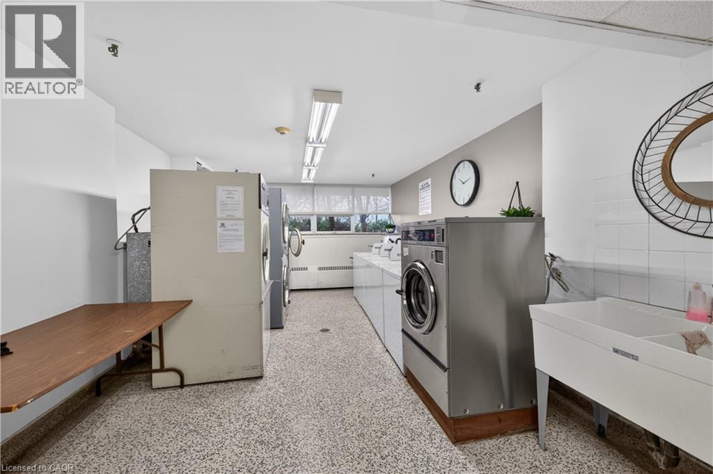 212 Kerr Street Unit# 702, Oakville, ON - Indoor Photo Showing Laundry Room