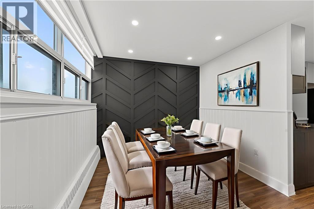 212 Kerr Street Unit# 702, Oakville, ON - Indoor Photo Showing Dining Room