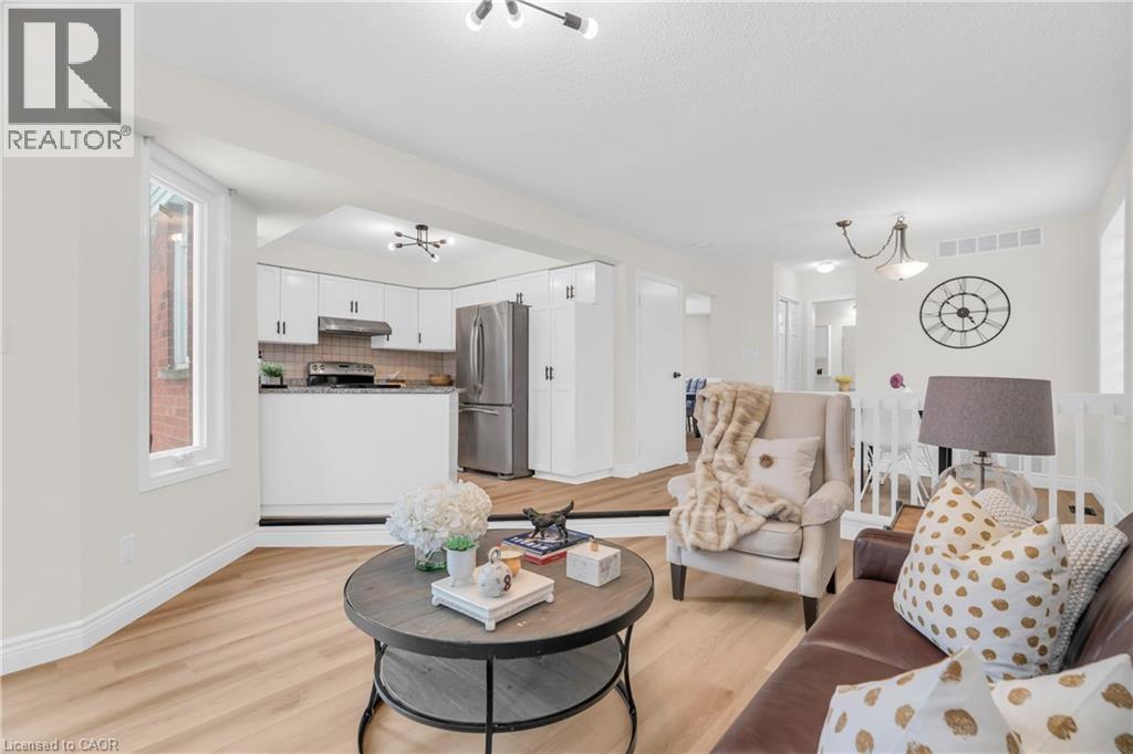 1 Balfour Court, Guelph, ON - Indoor Photo Showing Living Room