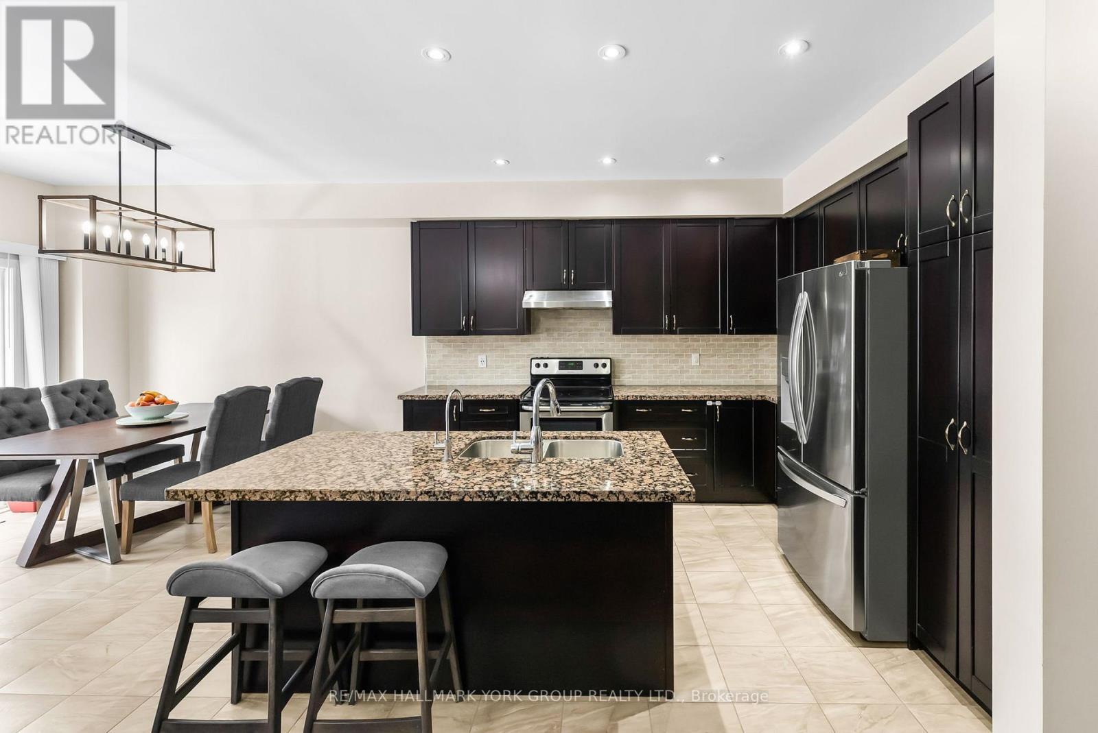 13 Charmuse Lane - East Gwillimbury - 13 Charmuse Lane, East Gwillimbury, ON - Indoor Photo Showing Kitchen With Double Sink With Upgraded Kitchen