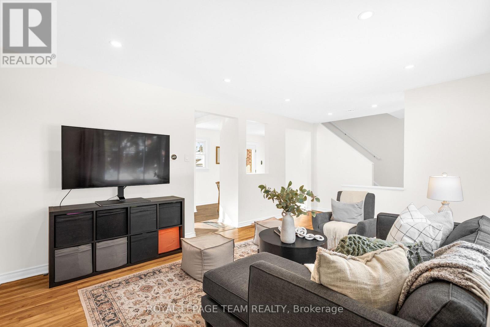 852 Borthwick Avenue, Ottawa, ON - Indoor Photo Showing Living Room