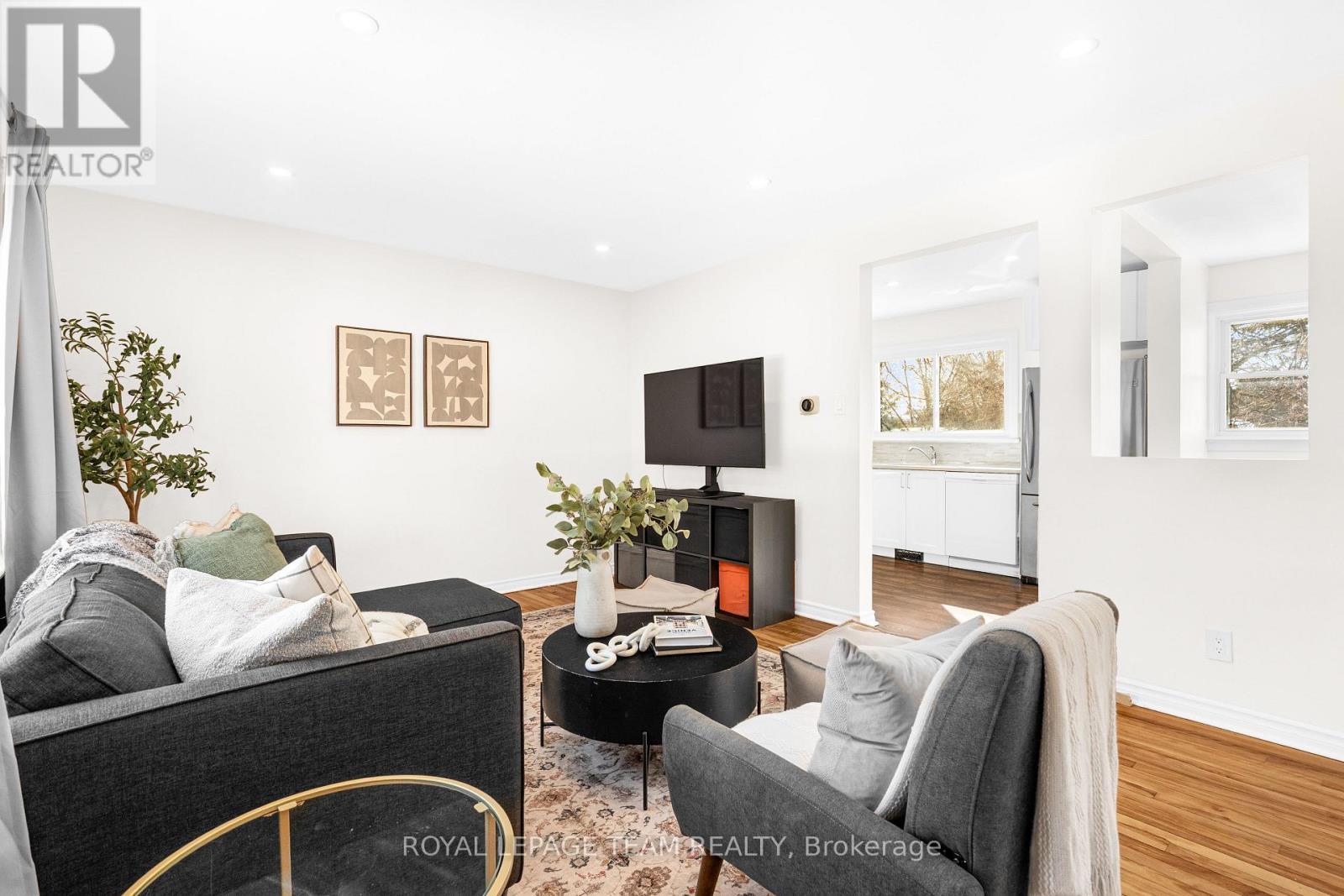 852 Borthwick Avenue, Ottawa, ON - Indoor Photo Showing Living Room