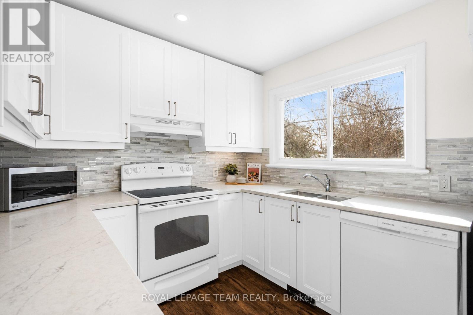 852 Borthwick Avenue, Ottawa, ON - Indoor Photo Showing Kitchen With Double Sink