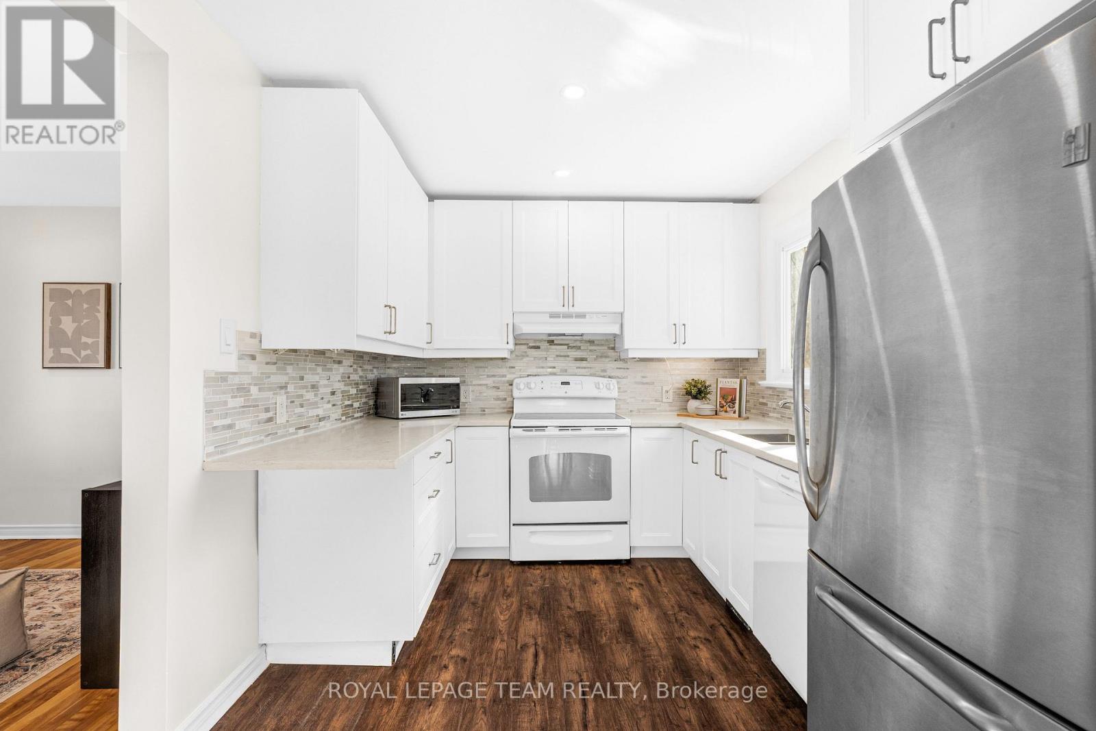 852 Borthwick Avenue, Ottawa, ON - Indoor Photo Showing Kitchen