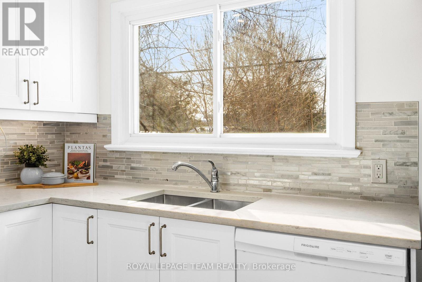 852 Borthwick Avenue, Ottawa, ON - Indoor Photo Showing Kitchen With Double Sink