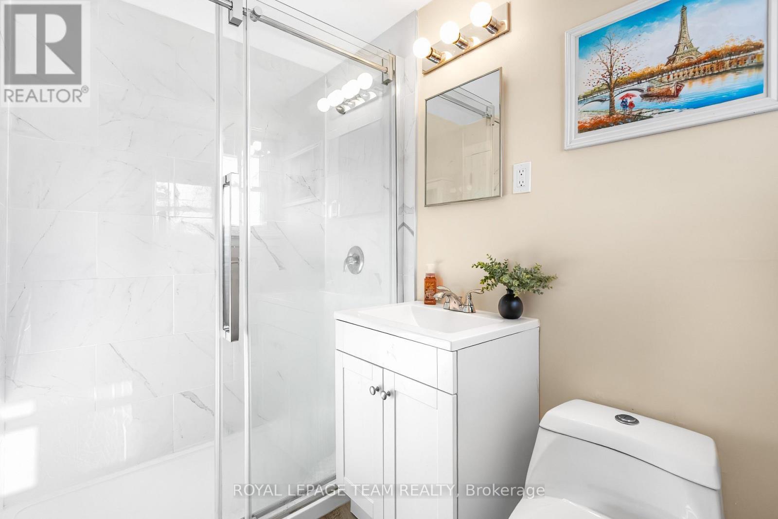 852 Borthwick Avenue, Ottawa, ON - Indoor Photo Showing Bathroom