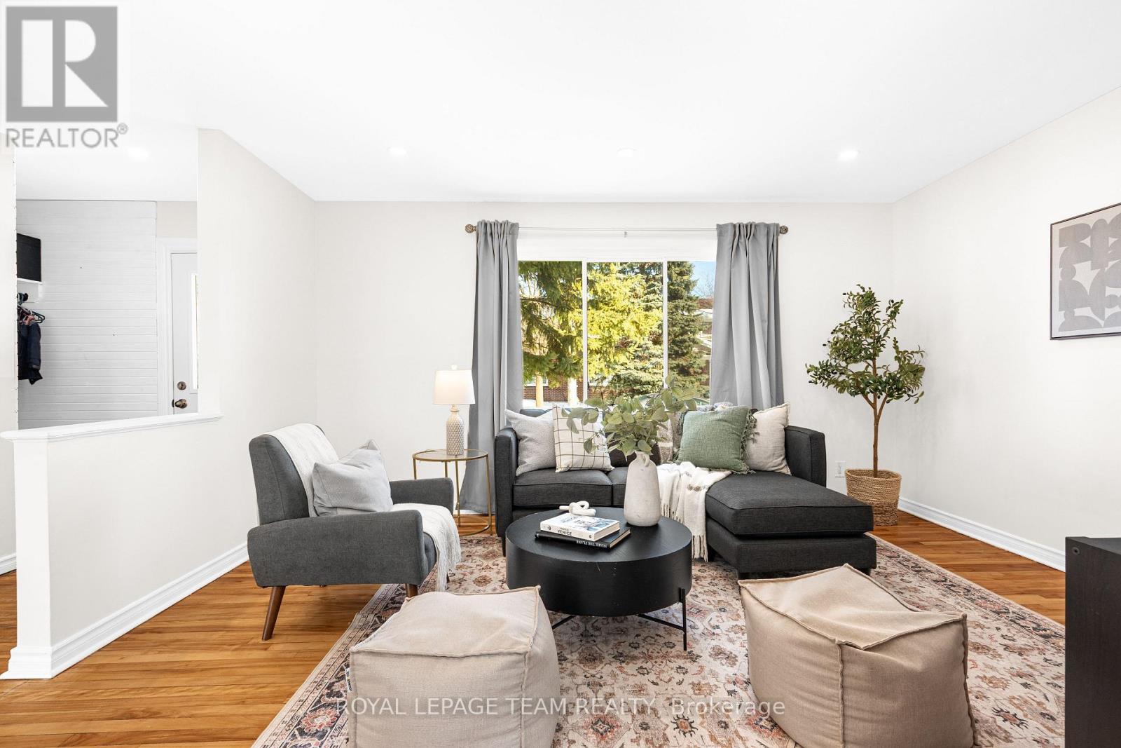 852 Borthwick Avenue, Ottawa, ON - Indoor Photo Showing Living Room