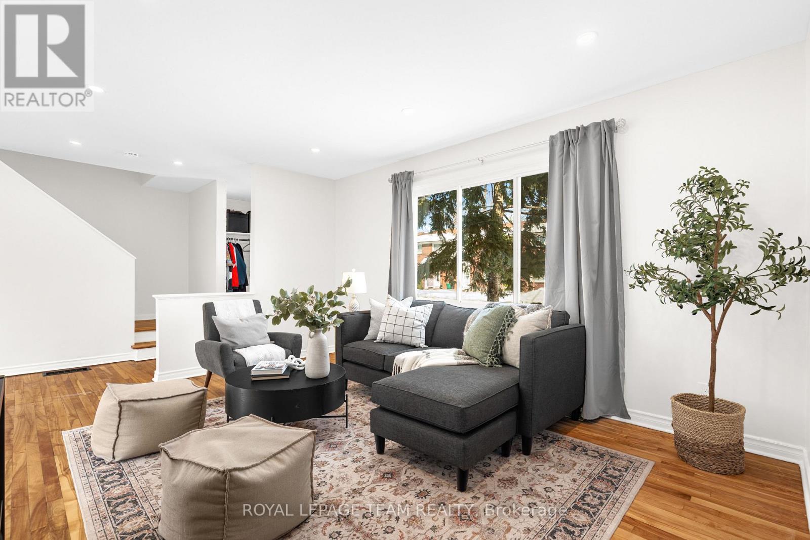 852 Borthwick Avenue, Ottawa, ON - Indoor Photo Showing Living Room
