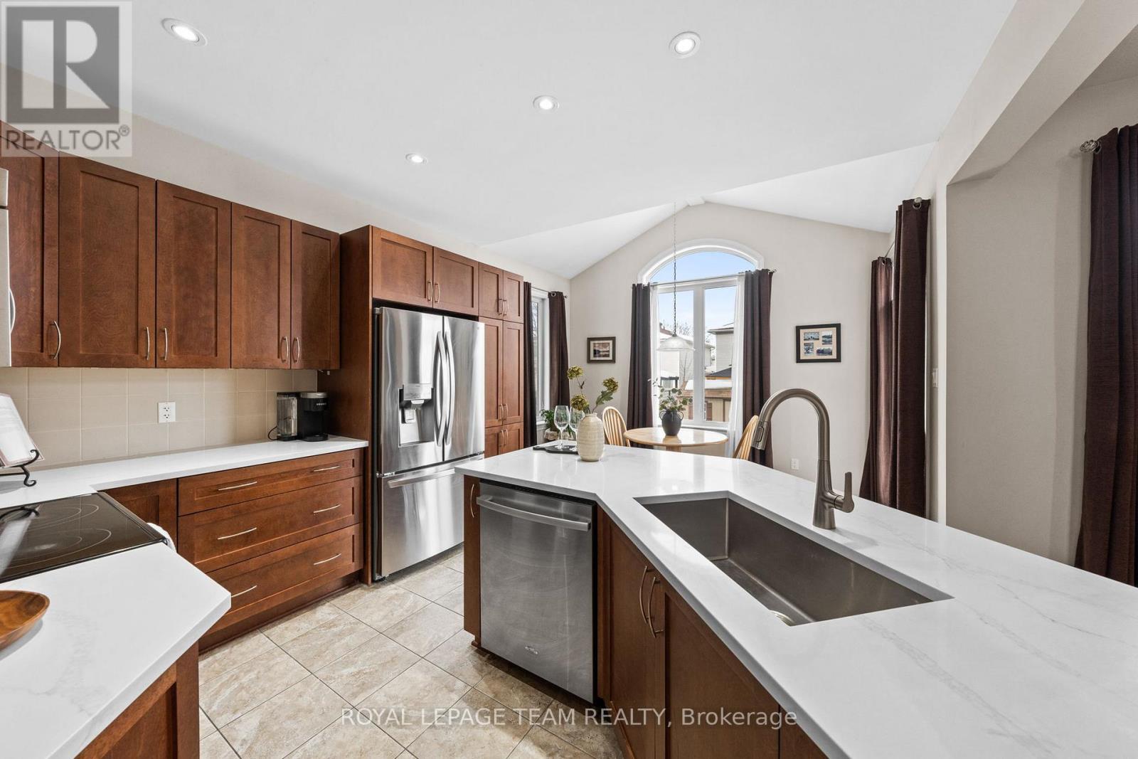 257 Denali Way, Ottawa, ON - Indoor Photo Showing Kitchen With Stainless Steel Kitchen