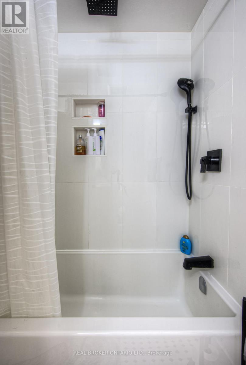 23 Carberry Road, Erin, ON - Indoor Photo Showing Bathroom