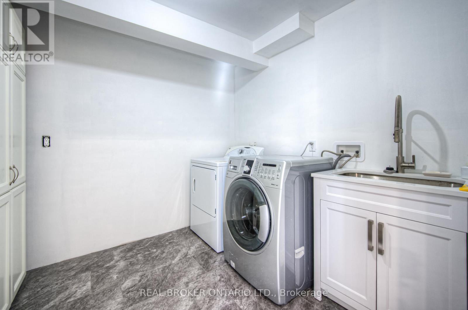 23 Carberry Road, Erin, ON - Indoor Photo Showing Laundry Room