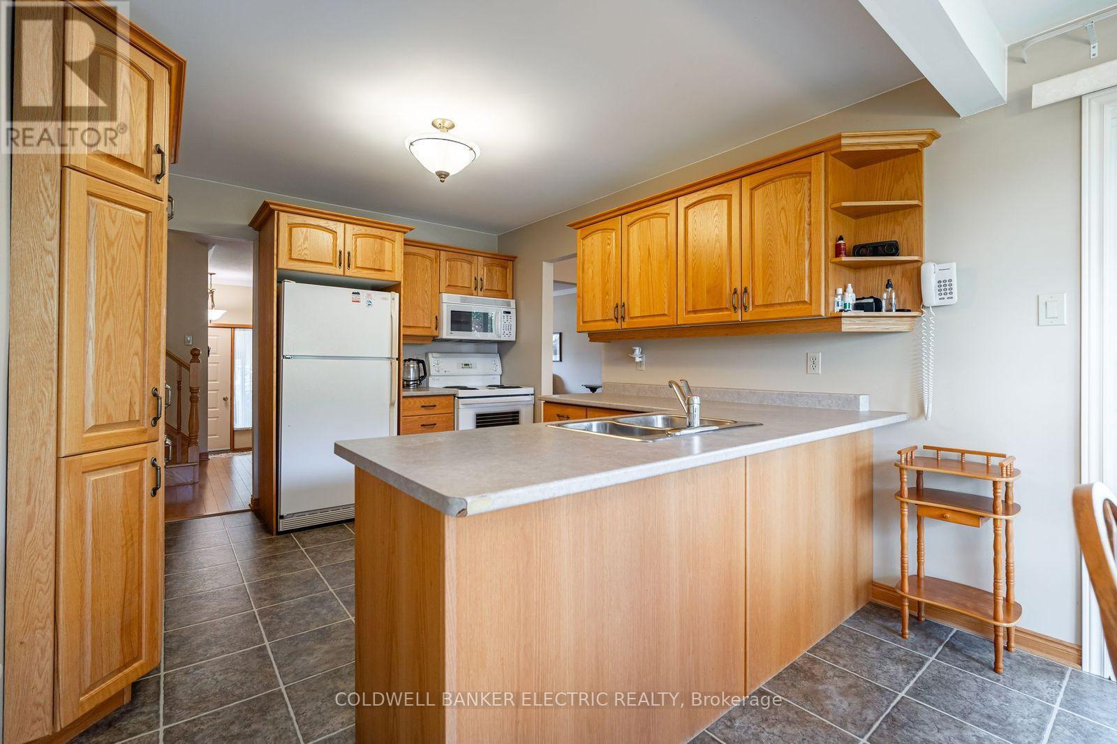 962 Golfview Road, Peterborough (Otonabee Ward 1), ON - Indoor Photo Showing Kitchen With Double Sink