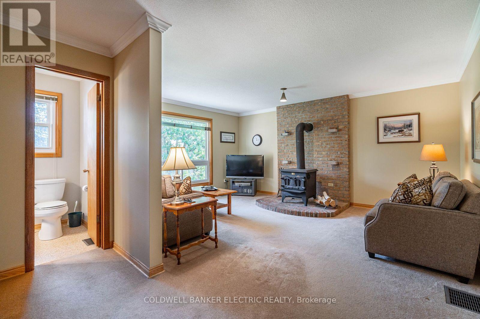 Ground floor Family Room - 962 Golfview Road, Peterborough (Otonabee Ward 1), ON - Indoor Photo Showing Living Room With Fireplace