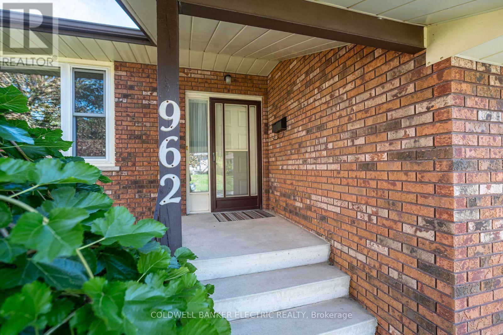 962 Golfview Road, Peterborough (Otonabee Ward 1), ON - Outdoor With Exterior