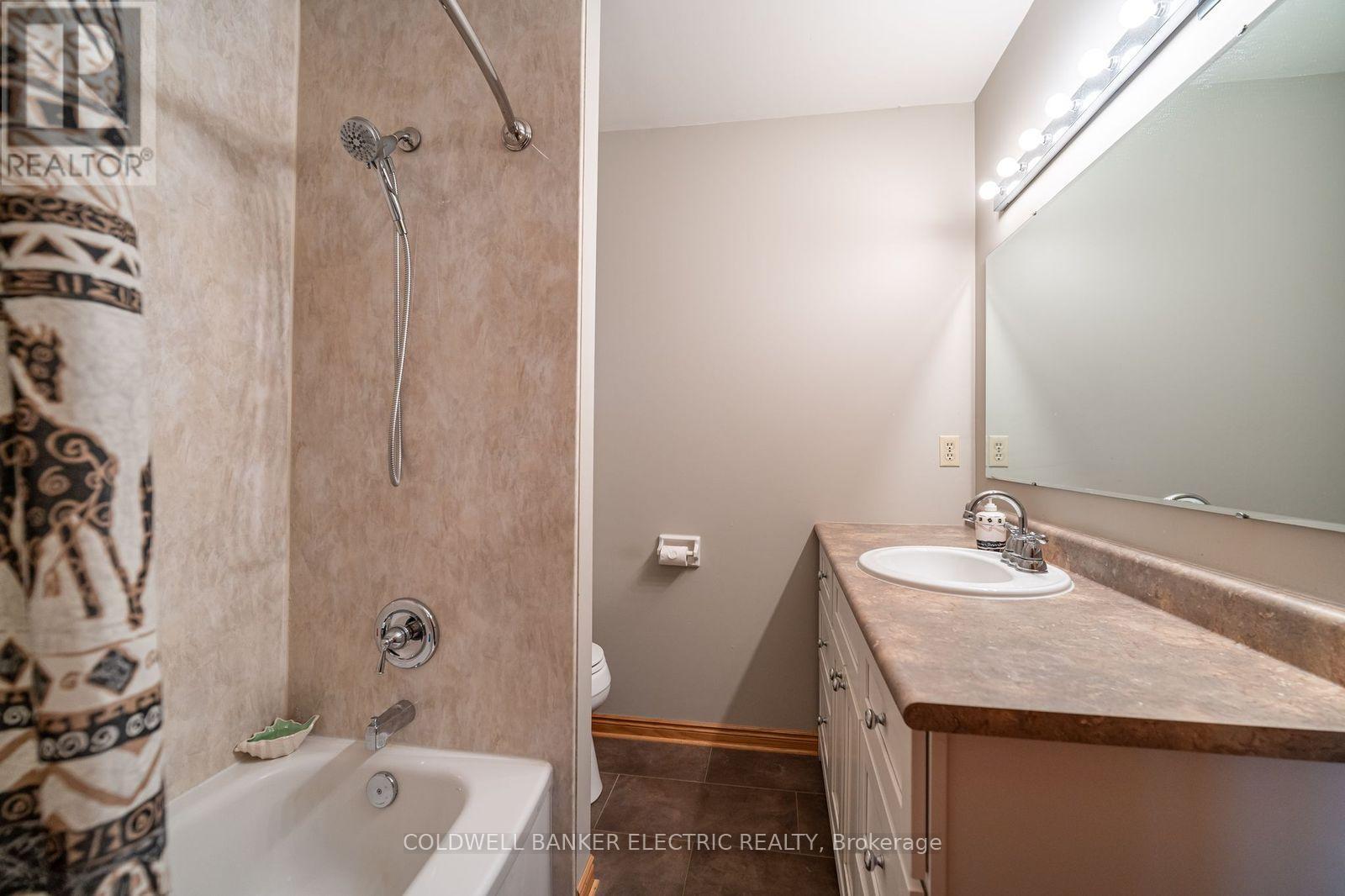 4 pc - Family Bath - 962 Golfview Road, Peterborough (Otonabee Ward 1), ON - Indoor Photo Showing Bathroom