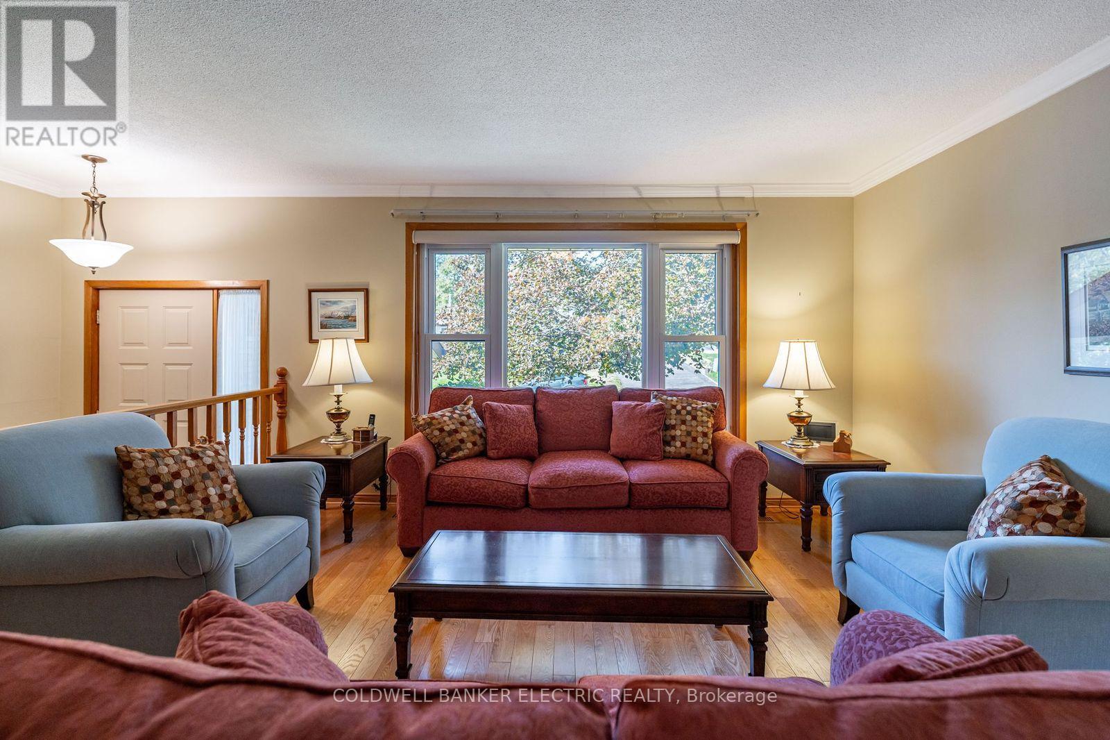 962 Golfview Road, Peterborough (Otonabee Ward 1), ON - Indoor Photo Showing Living Room