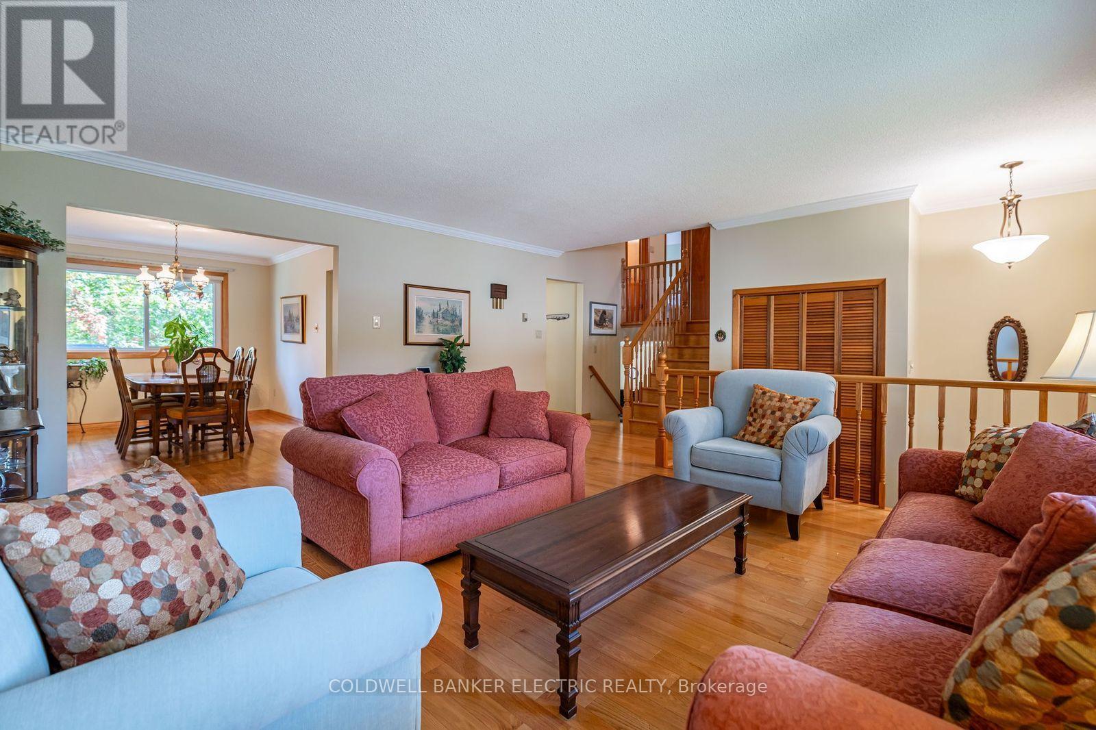 962 Golfview Road, Peterborough (Otonabee Ward 1), ON - Indoor Photo Showing Living Room