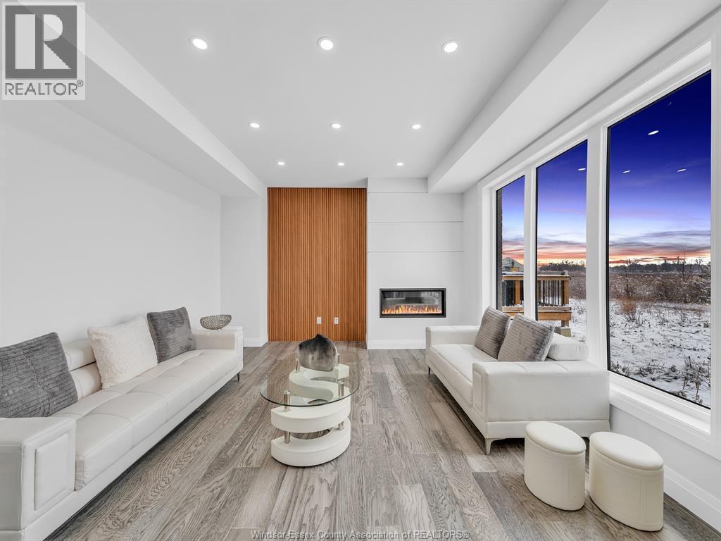 118 Bear Street, Essex, ON - Indoor Photo Showing Living Room With Fireplace