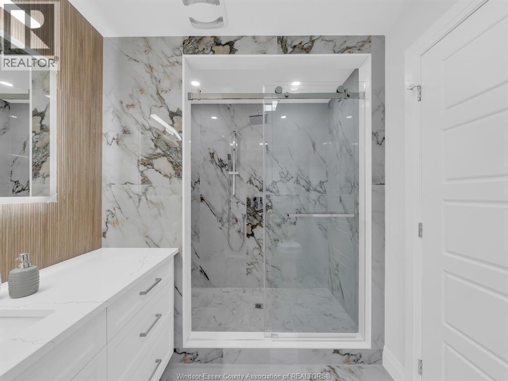 118 Bear Street, Essex, ON - Indoor Photo Showing Bathroom