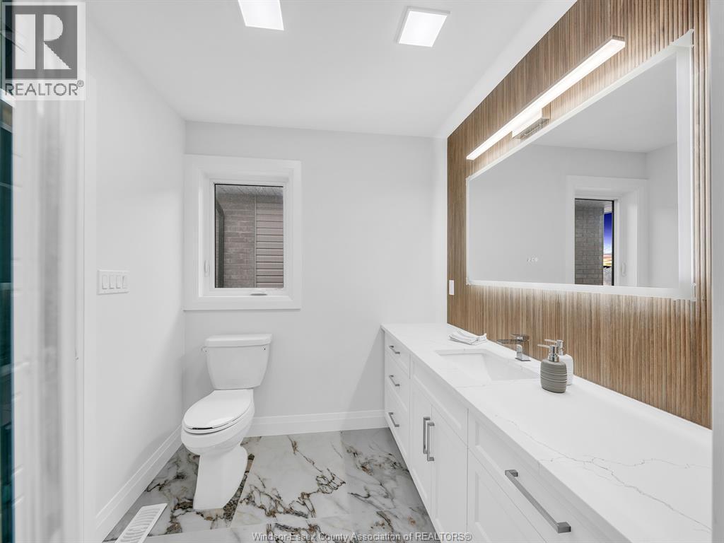 118 Bear Street, Essex, ON - Indoor Photo Showing Bathroom