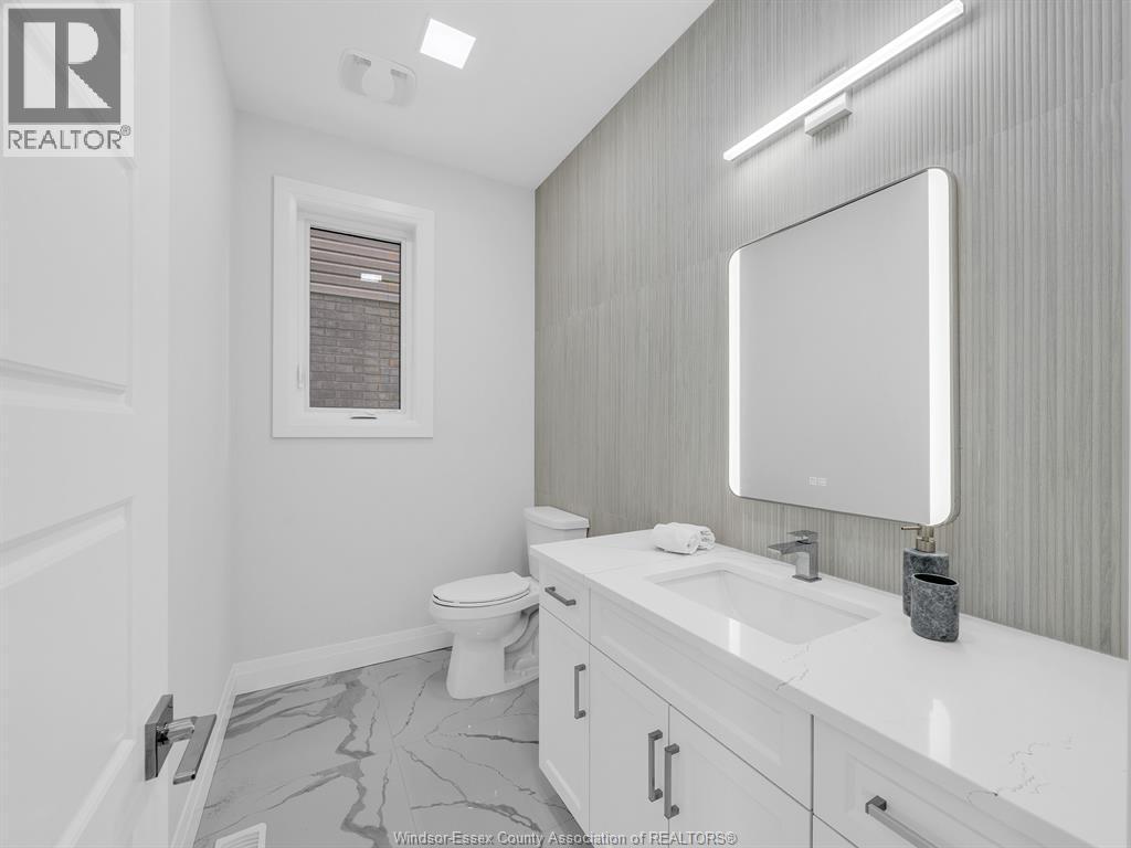 118 Bear Street, Essex, ON - Indoor Photo Showing Bathroom