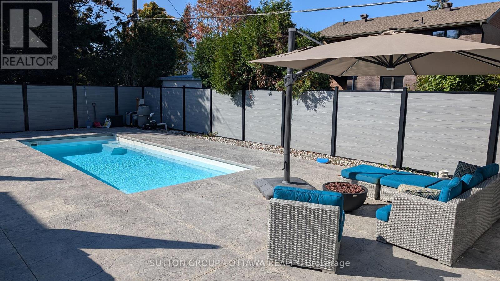 517 Braydon Avenue, Ottawa, ON - Outdoor With In Ground Pool