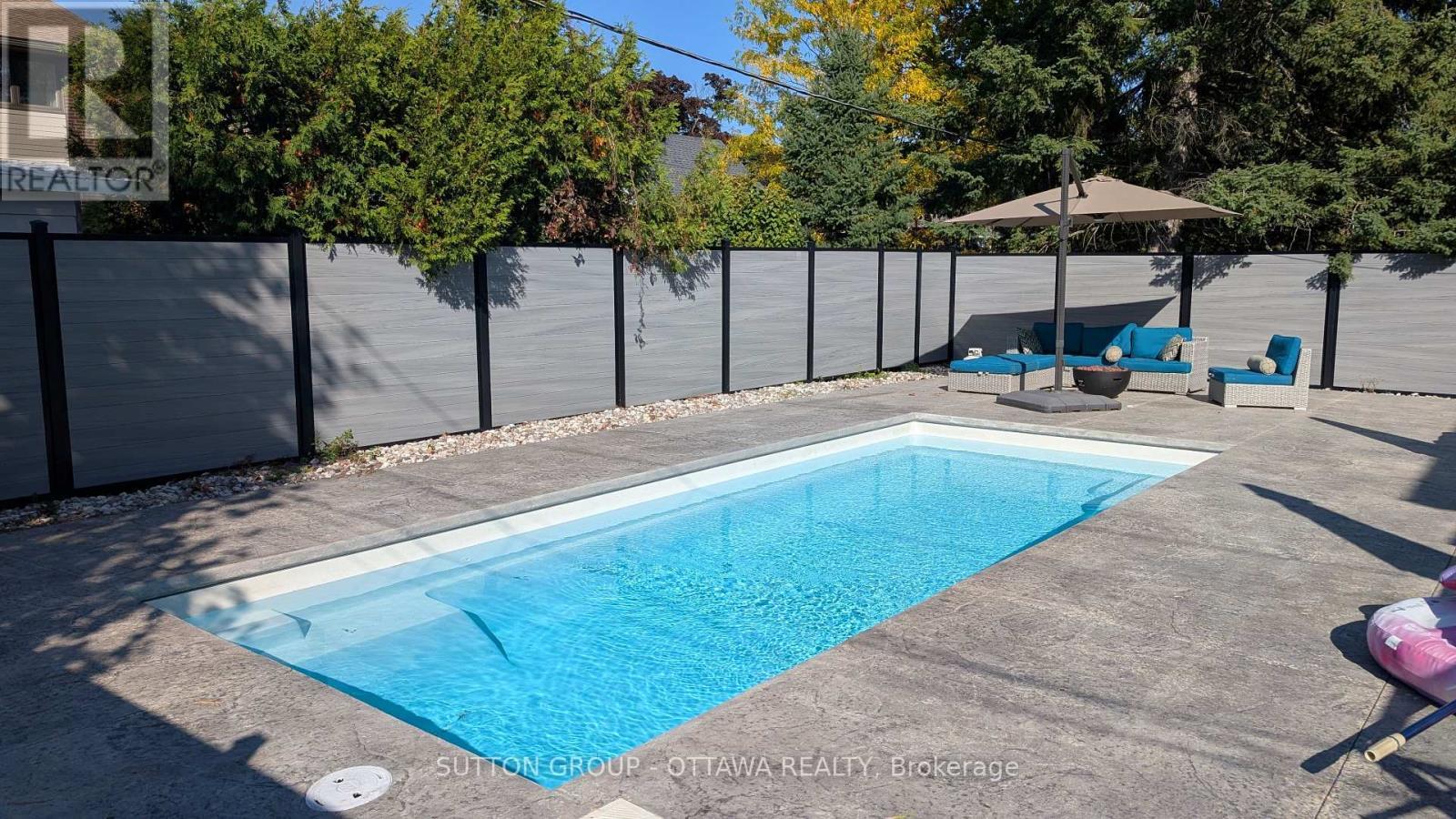 517 Braydon Avenue, Ottawa, ON - Outdoor With In Ground Pool