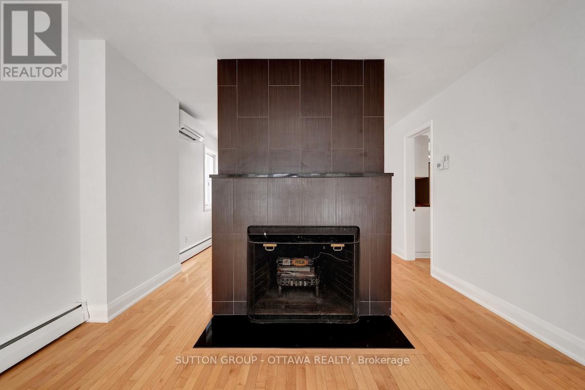 517 Braydon Avenue, Ottawa, ON - Indoor With Fireplace