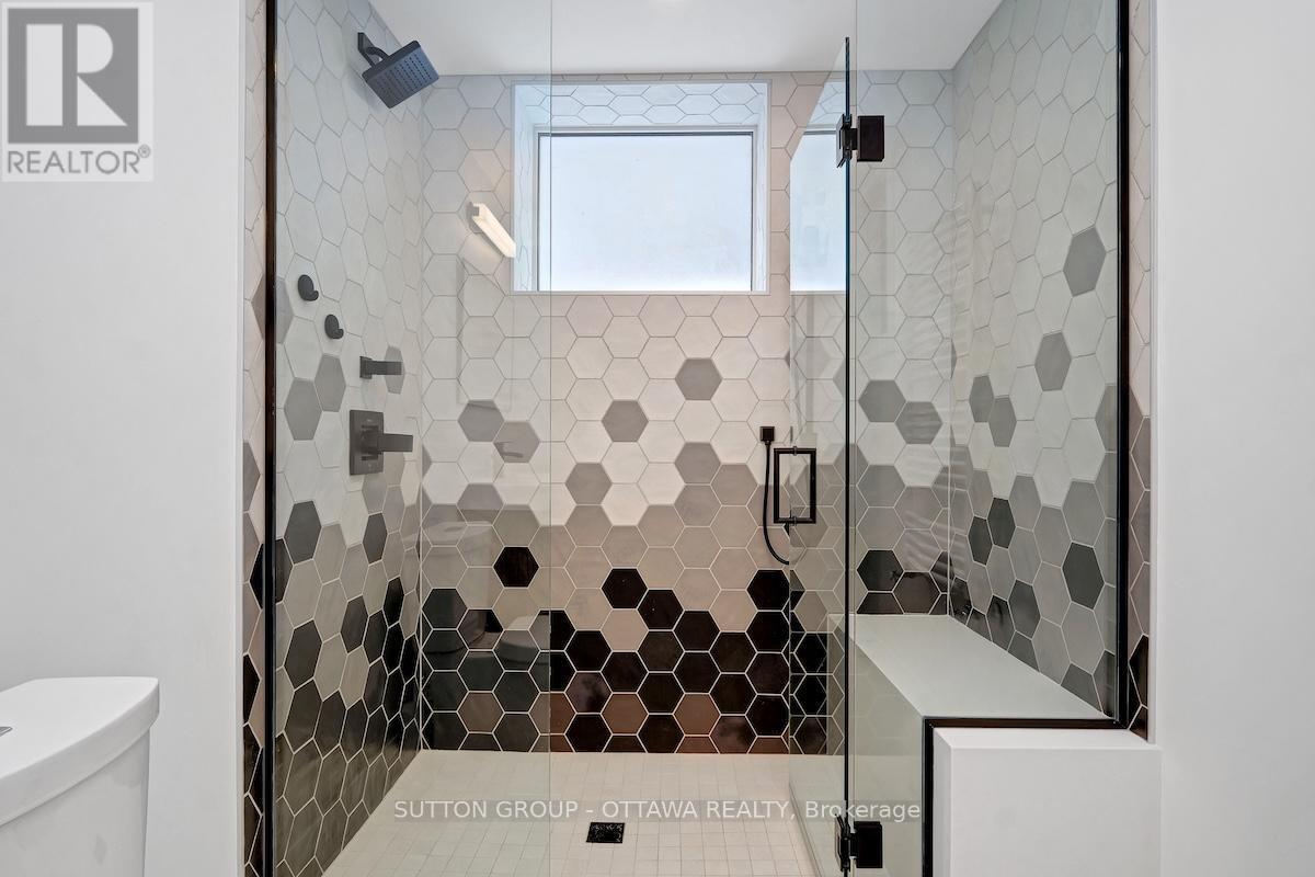 517 Braydon Avenue, Ottawa, ON - Indoor Photo Showing Bathroom