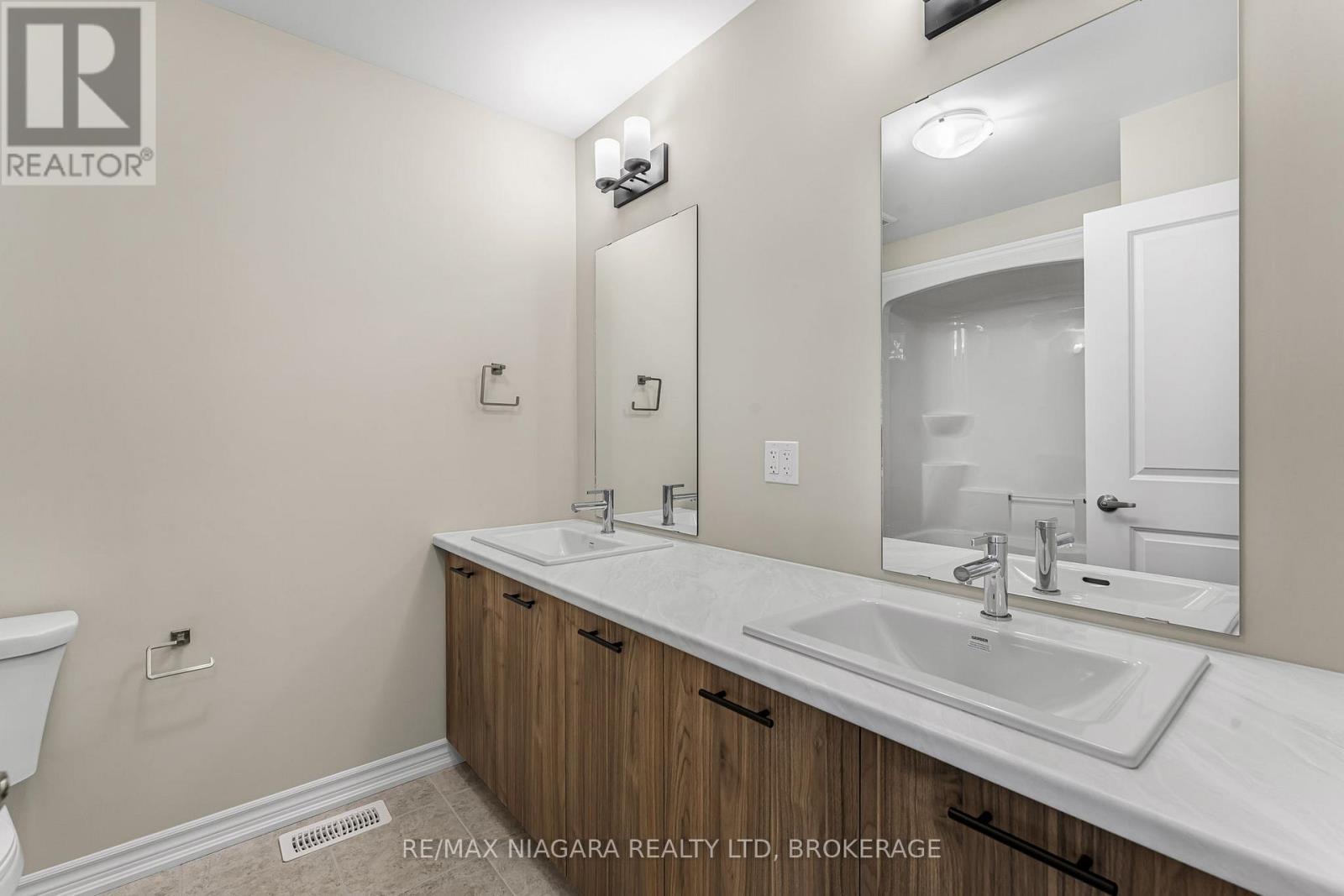 3219 Dominion Road, Fort Erie (Ridgeway), ON - Indoor Photo Showing Bathroom