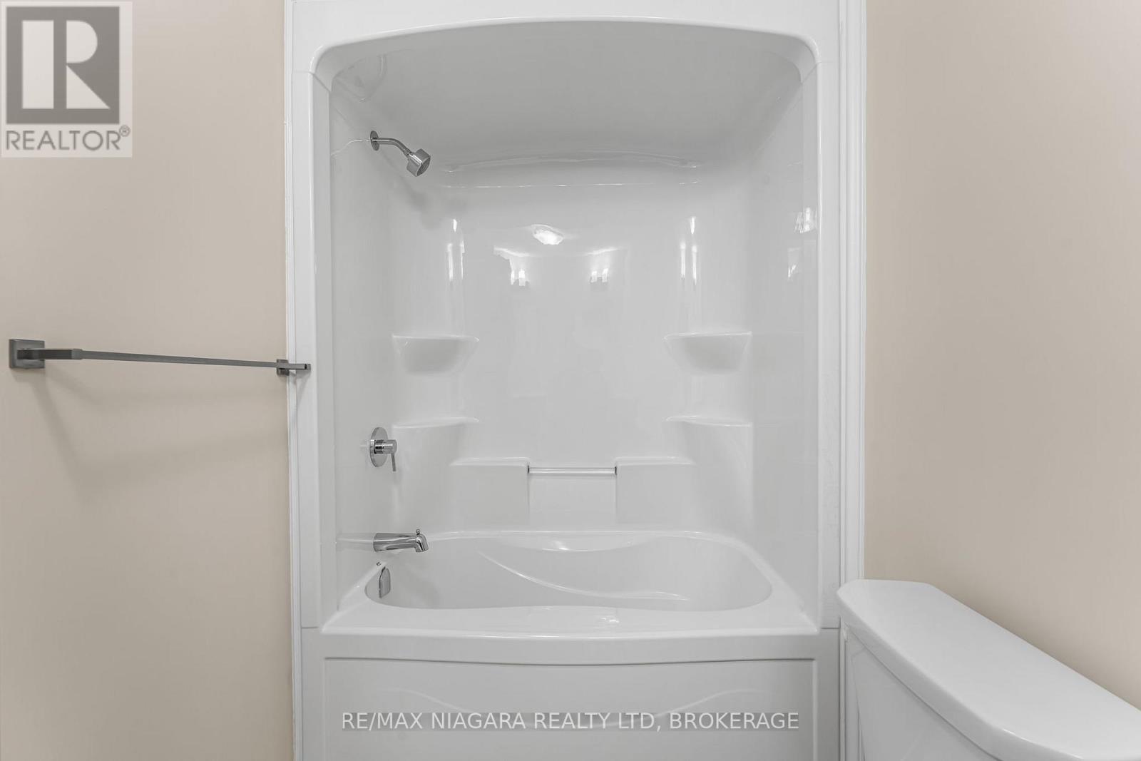 3219 Dominion Road, Fort Erie (Ridgeway), ON - Indoor Photo Showing Bathroom