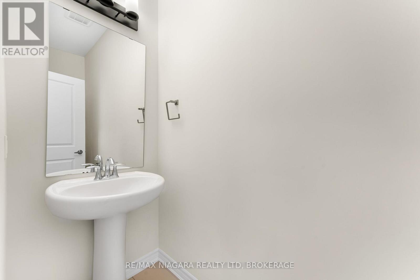 3219 Dominion Road, Fort Erie (Ridgeway), ON - Indoor Photo Showing Bathroom