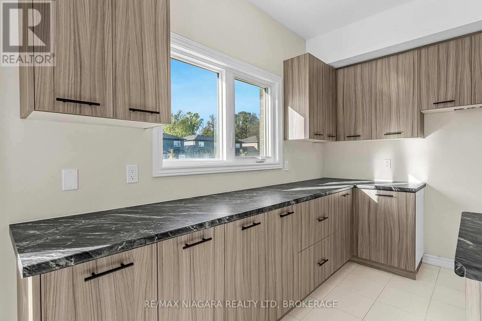 3219 Dominion Road, Fort Erie (Ridgeway), ON - Indoor Photo Showing Kitchen
