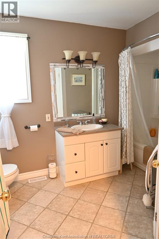 5 Bernard Avenue East, Ridgetown, ON - Indoor Photo Showing Bathroom