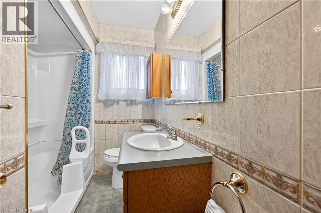 126 West 4Th Street, Hamilton, ON - Indoor Photo Showing Bathroom