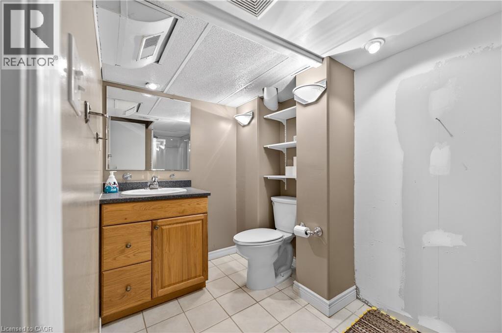 126 West 4Th Street, Hamilton, ON - Indoor Photo Showing Bathroom
