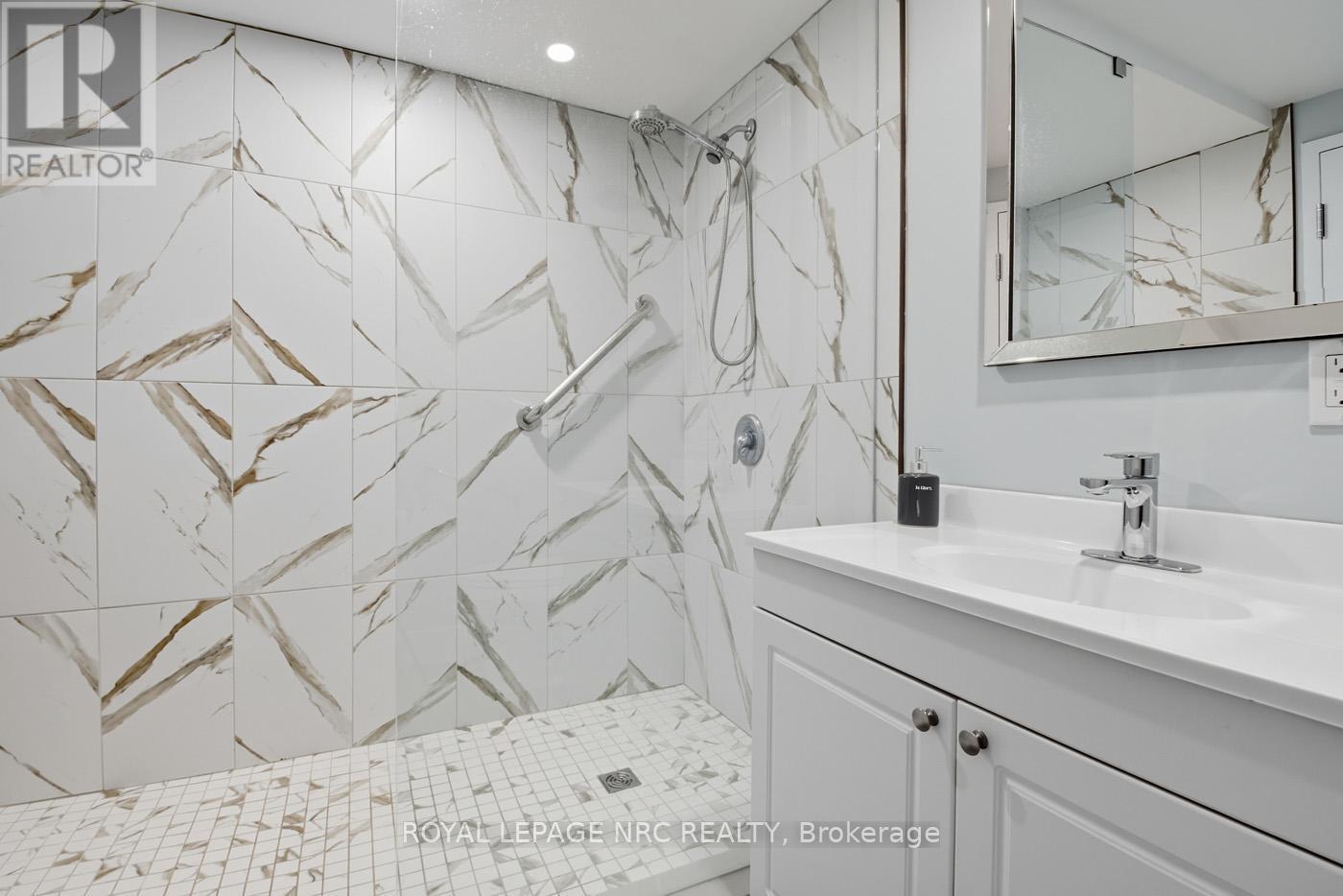 3 Pc to shower after your workout - 401 - 141 Church Street, St. Catharines (Downtown), ON - Indoor Photo Showing Bathroom