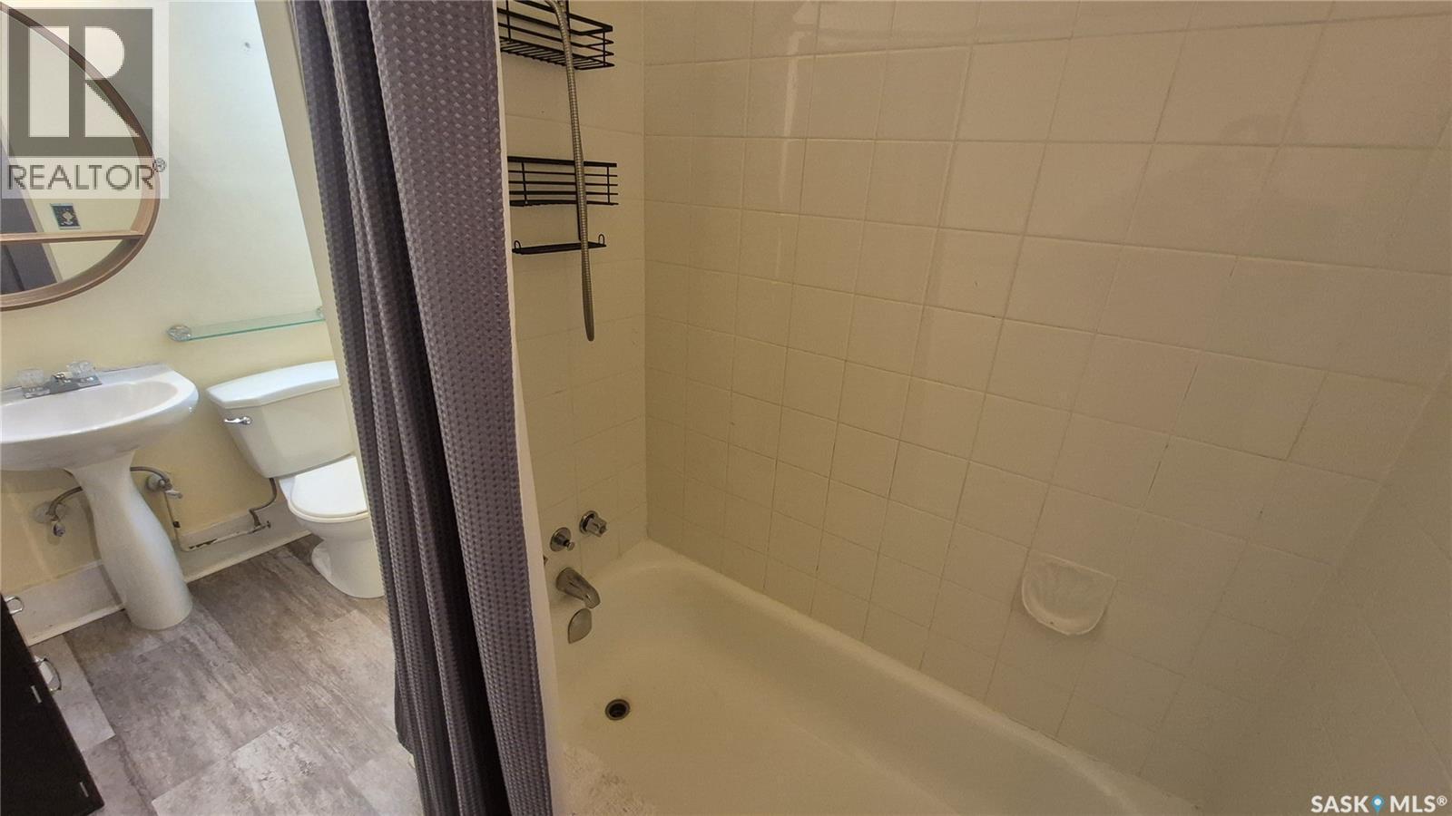 12 2201 14Th Avenue, Regina, SK - Indoor Photo Showing Bathroom