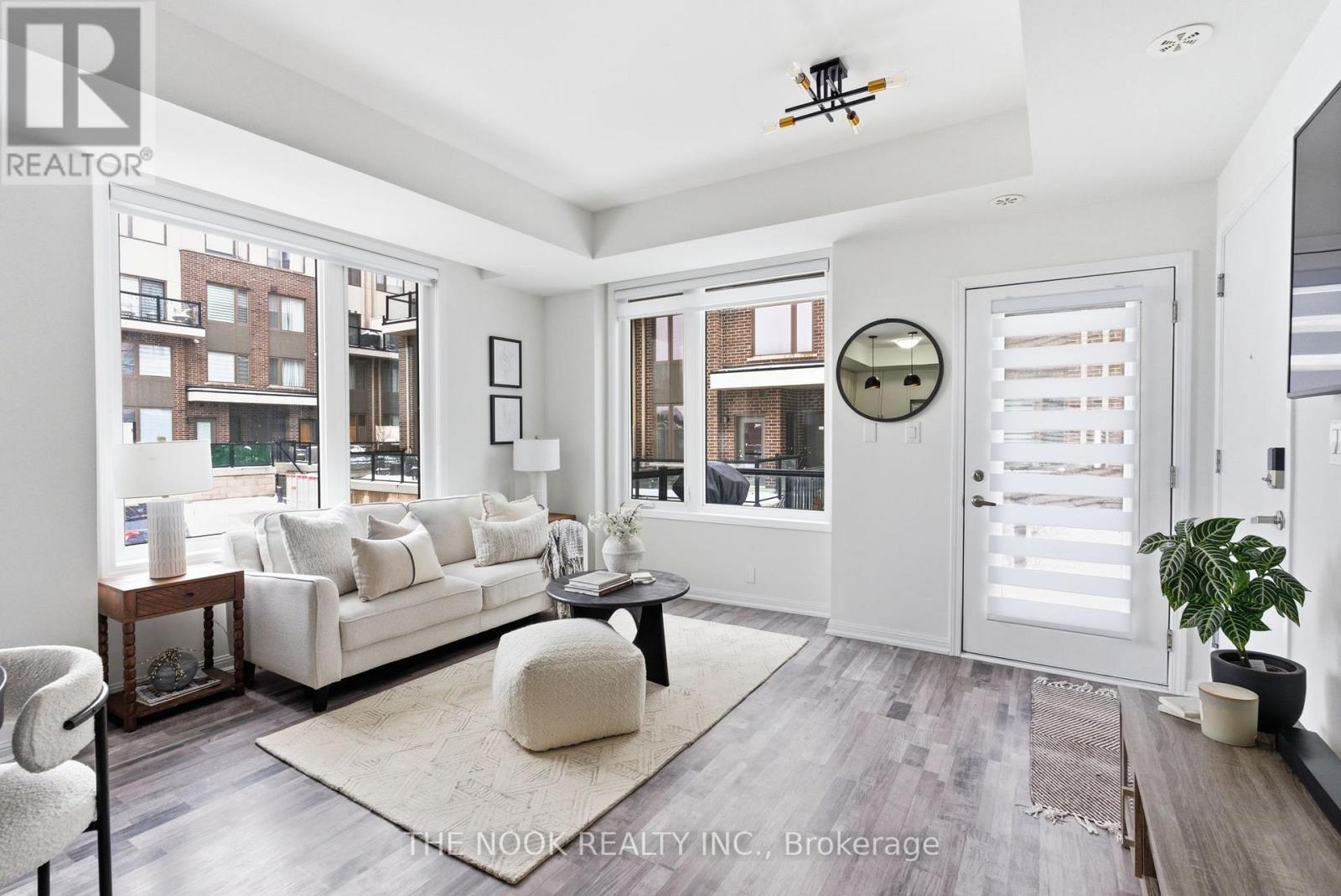401 - 1460 Whites Road, Pickering (Woodlands), ON - Indoor Photo Showing Living Room