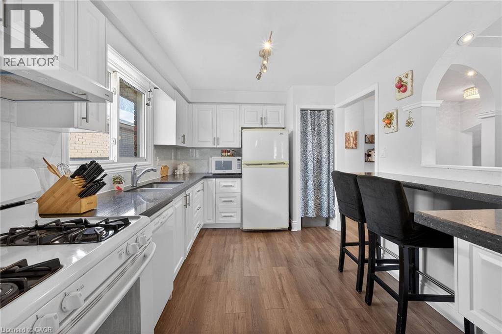 327 Eaglewood Drive, Hamilton, ON - Indoor Photo Showing Kitchen