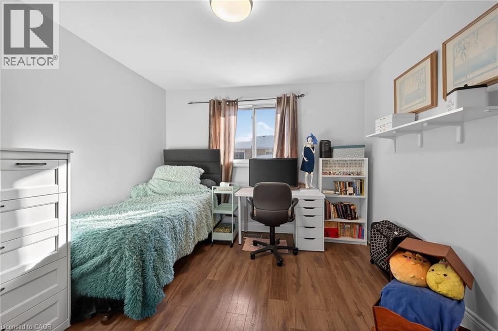 327 Eaglewood Drive, Hamilton, ON - Indoor Photo Showing Bedroom