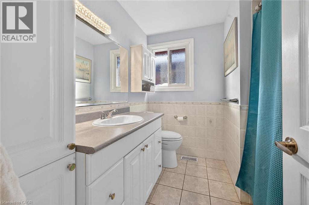 327 Eaglewood Drive, Hamilton, ON - Indoor Photo Showing Bathroom