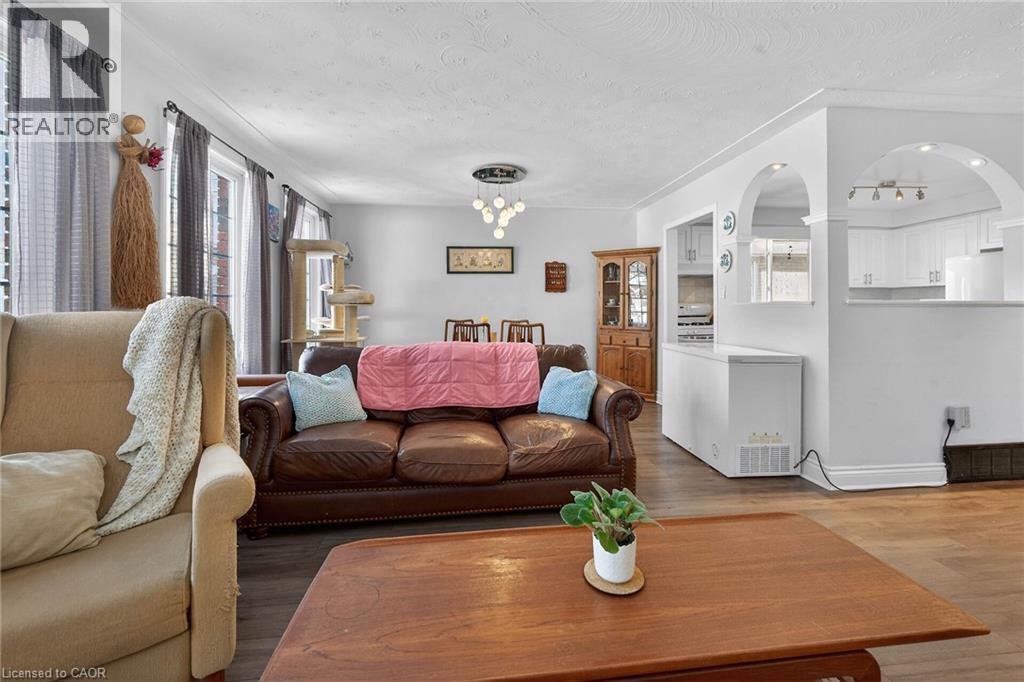 327 Eaglewood Drive, Hamilton, ON - Indoor Photo Showing Living Room